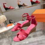 新配色』 手掌纹出厂价 将经典延续 Hermès 坡跟凉鞋新配色 爱马仕的坡跟凉鞋是我见过最简约最耐看最有气质的！！！任何风格都能hold住，7cm高度轻松驾驭