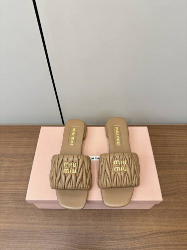 顶级版本 Miumiu｜谬谬2025春夏新款柔软小羊皮皱面凉拖鞋系列 可甜可盐的喵喵女孩 褶皱的鞋面给这款凉拖增添不少少女心。 原版 1：1开发，各大明星 网红