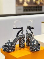 出厂 春夏新款防水台底牛仔粗高跟凉鞋 面料 牛仔搭配经典老花 内里 垫脚 羊皮里 跟高 11Cm 水台 4Cm 大底 意大利真皮大底 Size 34-42 34
