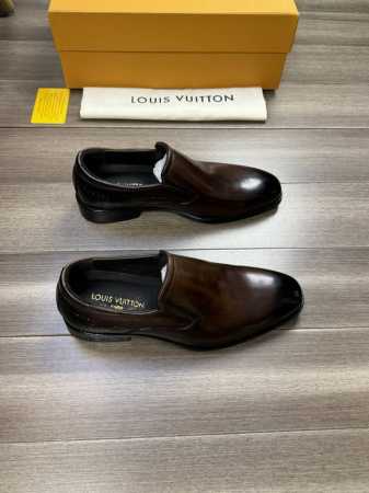 Loui* Vuitt** 路易** -高端品质 原单 -鞋面：纳帕小牛皮、纯手工打孔品牌图腾 -内里：水染牛皮 -大底：超轻tpr 橡胶; 成型大底 -超高品 - 点击图像关闭