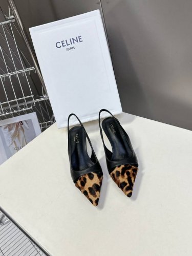 Celine思琳春夏凯旋门时装高跟鞋 柔美的露脚设计， 上脚真的超级显瘦超级美 C家特定的精致凯旋门Logo 好看到爆 鞋面：原版小牛皮 内里 垫脚：采用顶级混