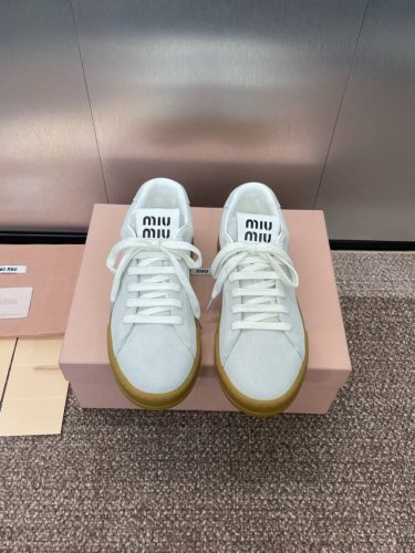 工厂价 Miumiu 2025春夏高定系列走秀新款系带休闲运动小白鞋 缪缪明星同款字母Logo厚底圆头拼色滑板女鞋 材质 鞋面进口小牛皮 进口羊猄皮+水染羊皮内