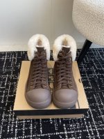 代购级 UGG.皮毛一体雪地靴 看多了经典款 需要一些点缀 今年特别爱毛线编织 成为寒冬流行穿搭的主流趋势 漫长的冬日还有什么比舒适度保暖更渴求呢 Size：#