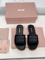 真皮底 Miu缪缪2025升级工艺打造精品，经典时尚款1:1开模秒杀市场一切版本欧美名媛明星网红的大爱款时尚百搭潮流拖鞋♀ 鞋面：进口意大利皮皮草 内里：山羊皮