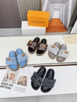 冲量价: Louis Vuitton路易威登春夏新款拖鞋火爆上市 1:1高级定制 秒杀一切仿品 原版开模Logo装饰 既时尚又美观 面料:进口压花丝绸面料 内里