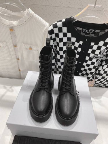 高版本皮面 Celine*赛琳2024ss秋冬最新款短靴！lisa同款超火复古凯旋门绑带短靴马丁靴！ 低调简约的设计，超帅气造型带点复古的味道，上脚显瘦轻便，而