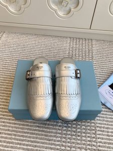 批拖鞋 乐福 Prad* 25ss 普拉达走秀款皮带扣 复古流苏穆勒半拖 乐福鞋爆款！走秀款 复古感时髦满满 随意百搭 时尚休闲 独到味道，人人都爱也轻松驾驭