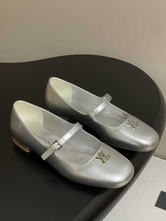 25Ss早春新款Louis Vuitton Lv Swing 高跟鞋最火最新金属跟玛丽珍后空粗跟凉鞋字母标高跟单鞋 选用柔软 皮革塑造易于穿脱的设计，以利落线条 - 点击图像关闭