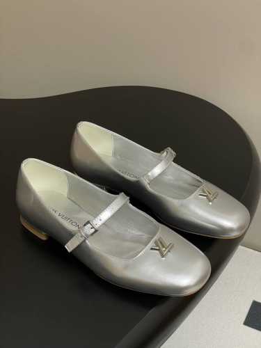25Ss早春新款Louis Vuitton Lv Swing 高跟鞋最火最新金属跟玛丽珍后空粗跟凉鞋字母标高跟单鞋 选用柔软 皮革塑造易于穿脱的设计，以利落线条