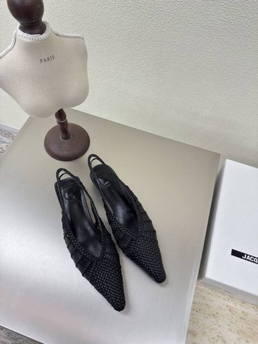 手工编织 后空凉鞋 Jacquemus25Ss尖头几何图案 几何图案 装饰 后空鞋 黑色 个性突出 鲜明格调 手工编织而成 内里 小羊皮 大底 意大利真皮大底