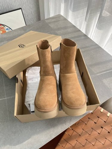 UGG P: Size：女码35-40 UGG 厚底人鱼铅笔靴雪地靴,御寒休闲，秋冬季必备温暖单品！ 厚底人鱼铅笔靴无论与牛仔裤、裙子还是时下流行的长大衣搭配，