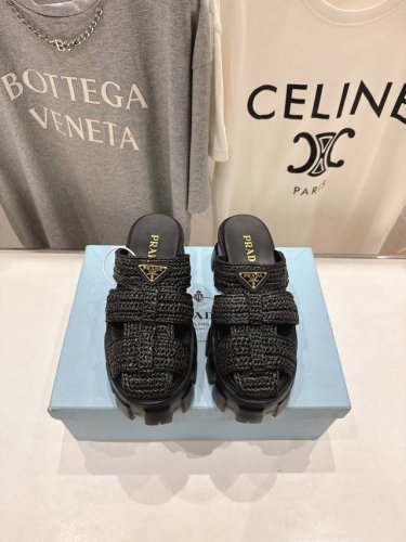 新款编织沙滩勃肯凉拖鞋 原版购入開發，鞋型非常秀气且不软榻 脚感相当舒服 随意穿搭 原版纯手工钩针编织材料 内里进口羊皮 柔软细腻 原版超轻橡胶美耐大底 码数3