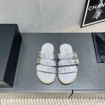 出厂： 独家顶级版本 Chane*L小香2025Vs爆款凉鞋系列 圆头锁扣凉拖 定制皮面、颜色、定制独特的穿皮条复杂工艺、米兰走秀主推款，超火爆. 高级手工系列