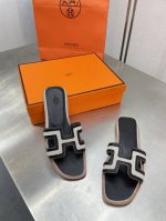 爱马仕拼色H拖 高定版本 流苏系列 经典常青树系列单品 黑拼 面料选用同原版一致 双色洗水帆布 锁边工艺 不破散 舒适柔软 内里选用小羊皮 高端对版 大底选用透