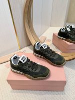 工厂批 #缪缪春夏新款 饼干鞋 阿甘鞋休闲运动鞋miumiu最新爆款 前卫大胆的设计，Miu Miu风格融于此款厚底帆布运动鞋的简约线条，别致徽标饰于鞋舌与背面