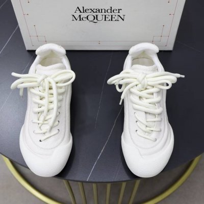 ALEXANDER MCQUEEN 亚历山大 麦昆 最新 Flexion系列 情侣款 复古运动鞋 德训鞋 这款Flexion Off white色调粒面皮革低帮