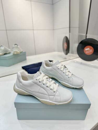 工厂p价 纳帕软皮运动鞋 原版1:1定制 小白鞋 众多网红上脚 注塑三角字母Luogo工艺 今年非常爆 穿上休闲运动两不失误 面料: 羊皮纳帕软 内里:原版羊皮