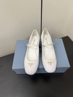 PRADA 25ss 普拉达秋冬新品 实力来袭 中跟玛丽珍粗跟单鞋 芭蕾舞鞋超级爆系列爆品，各大网红明星乔欣，程潇，同款圆头三角扣 玛丽珍单鞋 ！时髦百搭nic