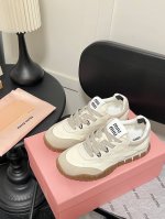 橙子出厂价p miumiu 缪缪 春夏新款 德训鞋 运动鞋 休闲鞋 运动鞋巧妙地表达了运动装与充满活力和进取心的女性理念之间的碰撞 休闲风和不羁的细节将每一双鞋