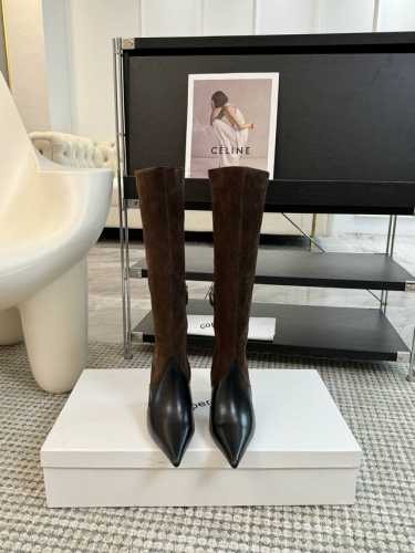coperni 24ss秋冬新款高靴 ！ 脱俗别致的设计师风格 以独特的造型迅速席卷整个时尚圈 鞋面：进口小牛麂皮&牛漆皮 内里：垫脚牛皮 跟高：9cm 大底：