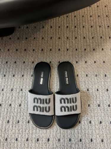 橙子出厂价P P120 Miumiu 缪缪 2025新款 编织圆头平底拖鞋 休闲凉拖 码数：35-42