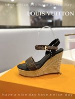 价格 Louis Vuitton 2024 走秀款厚底凉鞋 香港原版购入一比一开模 今年的款式比去年增加了老花原素 显得更为大牌 老花元素面款 内里垫脚全羊皮