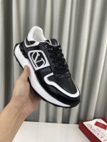 冲量价: Valentino华伦天奴 新款休闲鞋 阿甘鞋 运动鞋 最新走秀爆款，杨洋，张艺兴 关晓彤等众多明星同款，鞋面滴胶压花工艺，超大Lg彰显奢侈霸气，美不