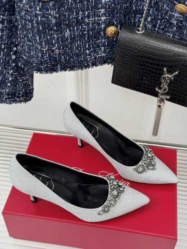 厂价 Roger Vivier｜RV经典水钻雪花扣水晶高跟鞋原版定制鞋楦 版型超正超显气质 真是越看越上头那种什么神仙鞋也太美了吧！完全仙女下凡闪闪亮真丝鞋面搭
