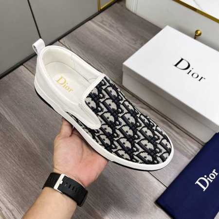 出厂价 迪奥新款休闲潮鞋专柜品质，优质做工，鞋面采用进口牛皮配布，羊皮内里，原板柔软橡胶大底，休闲时尚，高端品质，独家订制实物拍摄，两色可选，码数：38-44， - 点击图像关闭