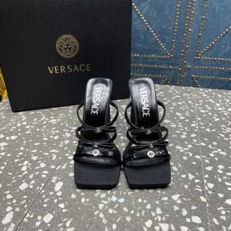 VERSACE范思哲秀场新款美杜莎新款防水台系列凉鞋！ 真丝漆皮+品牌特有的美杜莎人头装饰 每个成品犹如艺术品般的存在，赏心悦目 经典配色，顶级版本 艺术与设计 - 点击图像关闭