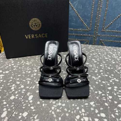 VERSACE范思哲秀场新款美杜莎新款防水台系列凉鞋！ 真丝漆皮+品牌特有的美杜莎人头装饰 每个成品犹如艺术品般的存在，赏心悦目 经典配色，顶级版本 艺术与设计