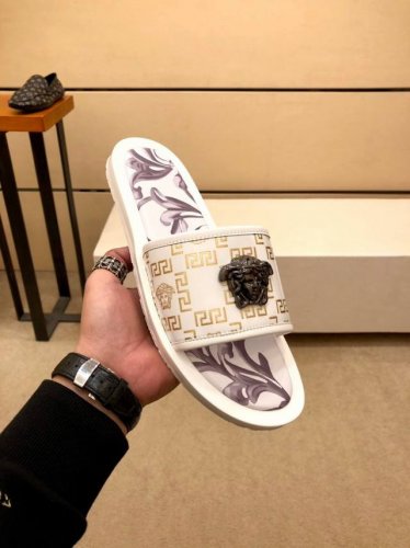 工厂价 春夏 范思哲 男士拖鞋 作为时尚界的活跃一族 以大胆创新为本色 为中国时尚潮男打造出这款休闲商务风格面料采用原版小牛皮 原版配色时尚大方如此奢华高档霸气
