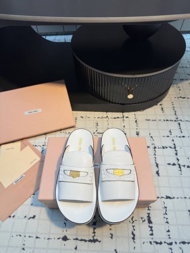 miu Mi* 25Ss 春夏新款 金币沙滩拖鞋 现在的Miu怎么也香里香气的了，但是Miu家的更秀气，橡胶大底更实用，三维立体效果 金属字母微标富有撞色效果，