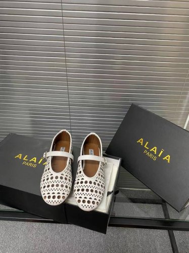 alaia 走秀款平底芭蕾舞平底单鞋 甜酷芭蕾风 人气超高的一款芭蕾舞鞋 浪漫又迷人舒适百搭 原版订制牛皮施华钻 面料 羊皮内里 私模橡胶防滑大底 码数 35-