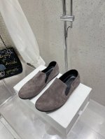 The Row 圆头一脚蹬乐福鞋平底单鞋。法式优雅气质在线、高级又时髦，可盐可甜，文艺又气质！四季可穿的单品，挂扣设计，好穿又好看，风魔全球经典著作，柔软细腻羊