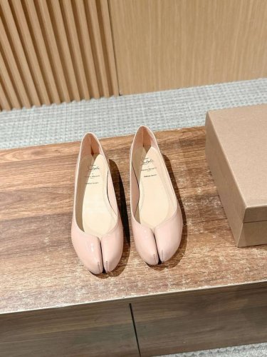 克里斯提 鲁布托联名马吉拉分趾高跟单鞋 Maison Margiela 与 Christian Louboutin 推出首个联名鞋履系列 全新合作以两种互相交融