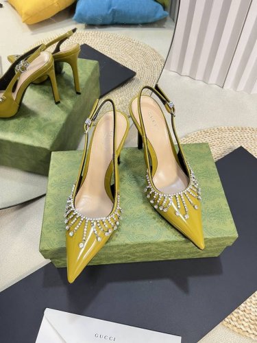 Gucci 24Ss早春新款 G家钻链条高跟鞋 垂直钻链造型配件为一系列女士鞋款注入摩登新韵 这款后系带高跟凉鞋以闪亮漆皮材质匠心打造 鞋面缀饰亮眼的钻链 后带