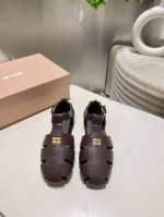 出厂 缪缪2025早春夏包头罗马凉鞋 官方春夏走秀新款 时髦百搭 无论光脚穿还是搭配袜子穿都超级百搭 原版一比一开发 鞋面 定制进口牛皮 内里 羊皮 鞋底 专柜