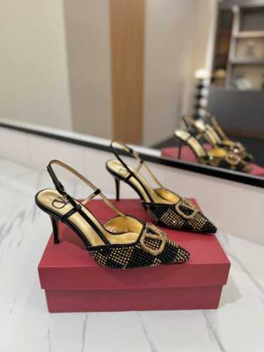 出厂价： Valentino 华伦天奴推出全新烫钻系列，烫钻款Vlogo后系带高跟鞋尖头V扣凉鞋。上脚非常修脚型 重点是很好非常好驾驭 不磨脚不累脚 行走神器！