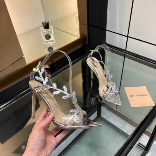 gianvito rossi 2025新款凉鞋顶级版本代购品质这双尖头高跟漆皮树叶装饰女鞋，简直是我的心头爱！尖头的造型精致又时尚，尽显女性魅力。漆皮的材质光亮
