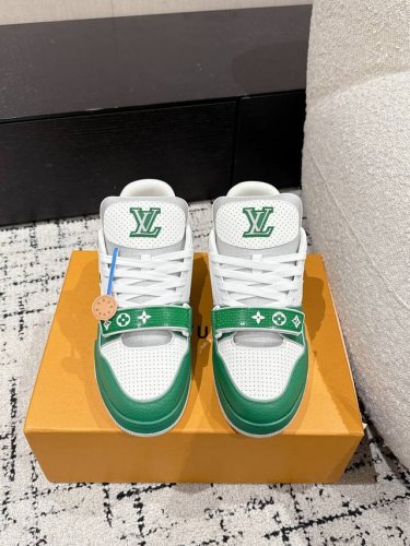 顶级版本 男款 Lv 路易威登L家 Trainer 25 新款 休闲 运动鞋 滑板鞋 Lv Trainer 运动鞋的灵感源自复古篮球鞋，代表 Virgil Ab