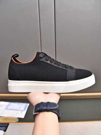 Santoni 圣东尼 意大利男士手工小牛皮休闲鞋出货！这个意大利纯手工鞋履品牌的每一双鞋设计简洁经典，上脚非常舒适百搭！ 用“新贵”来形容意大利鞋履品牌san - 点击图像关闭