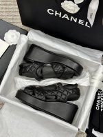 出厂价 Chanel香奈尔 C家小香23Ss新款坡跟露趾高跟凉鞋 顶级专柜品质，上脚那一刻还是不要超级惊艳所有材质都根据原版定制！ 鞋面：进口头层小牛皮 进口小