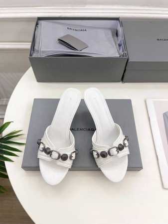 Balenciaga 巴黎世家 25 2025春夏新品 经典小猫跟金属鉚钉拖鞋超火爆 众明星网红潮人大秀款 松驰感满满 秀气高级又可爱 小牛皮配搭和经典双log - 点击图像关闭