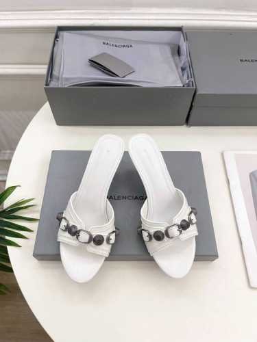 Balenciaga 巴黎世家 25 2025春夏新品 经典小猫跟金属鉚钉拖鞋超火爆 众明星网红潮人大秀款 松驰感满满 秀气高级又可爱 小牛皮配搭和经典双log