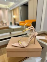 价格P： Gianvito Rossi 2025 这款高跟鞋 极简主义的 Elle、Gianvito Rossi 秉承了其传统意大利工艺，专注精巧细节，打造优雅