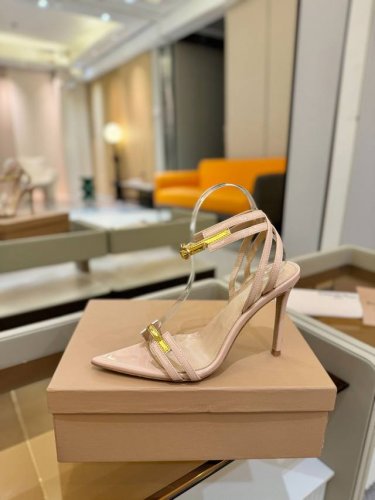 价格P： Gianvito Rossi 2025 这款高跟鞋 极简主义的 Elle、Gianvito Rossi 秉承了其传统意大利工艺，专注精巧细节，打造优雅