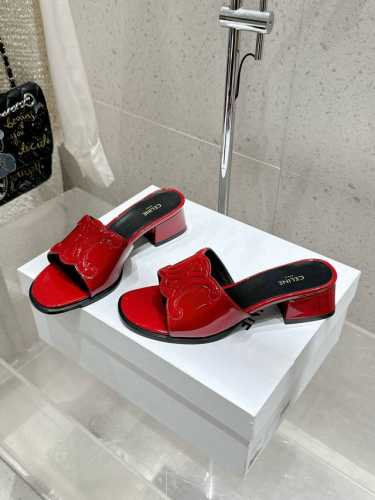 顶级版 celine 赛琳早春新款春夏新品凯旋门罗马粗跟拖鞋非常高级的一款凯旋门设计极具品牌辨识度，超级好看百搭，好少女鞋面：进口漆皮内里：进口山羊皮大底：进口