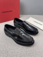 Ferragamo菲拉格慕Gancini扣饰莫卡辛鞋.这款男士乐福鞋精致华美 闪亮漆皮鞋面彰显都会格调 杏仁形鞋头展露时尚风范 鞋帮周围饰有立体缝线 撞色筒状滚