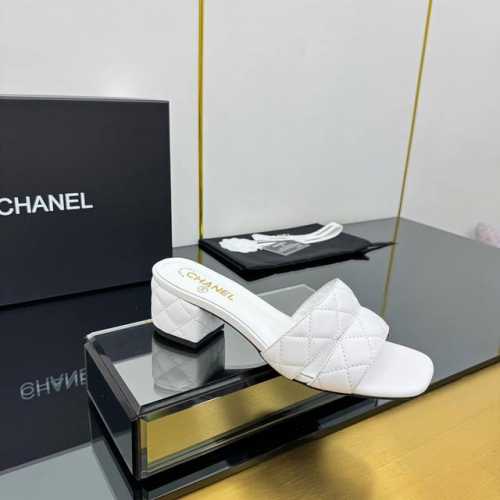 小香 春夏新品 专柜新款凉鞋电绣凌格永不褪去的经典元素 展现与众不同的穿搭风格美到无话可说 夏季必入款 鞋面：进口羊皮 针织面料 内里：混种羊皮 跟高：5Cm
